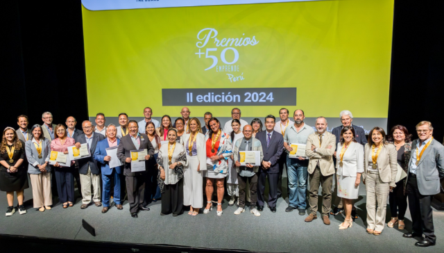 Foto de los 15 finalista en la final del concurso "Premios +50 Emprende Perú - 2da Edición"
