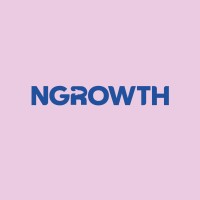 Logo de fondo rosado que en el centro tiene la palabra NGROWTH de color azul oscuro
