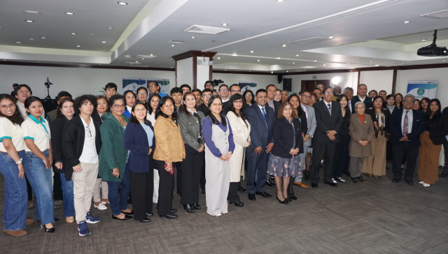 Foto con todos los asistentes del evento "Lanzamiento del Programa Acelerador de Negocios en Química Verde" en el Hotel Meliá