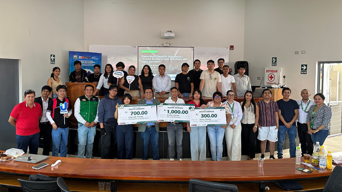 Participantes del Demoday "Desafío Agrotech" en la Sala N° 2 de la Universidad Nacional Agraria de la Selva con el respaldo de Incuba UNAS y la Incubadora Scale